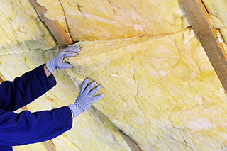 Installing loft insulation